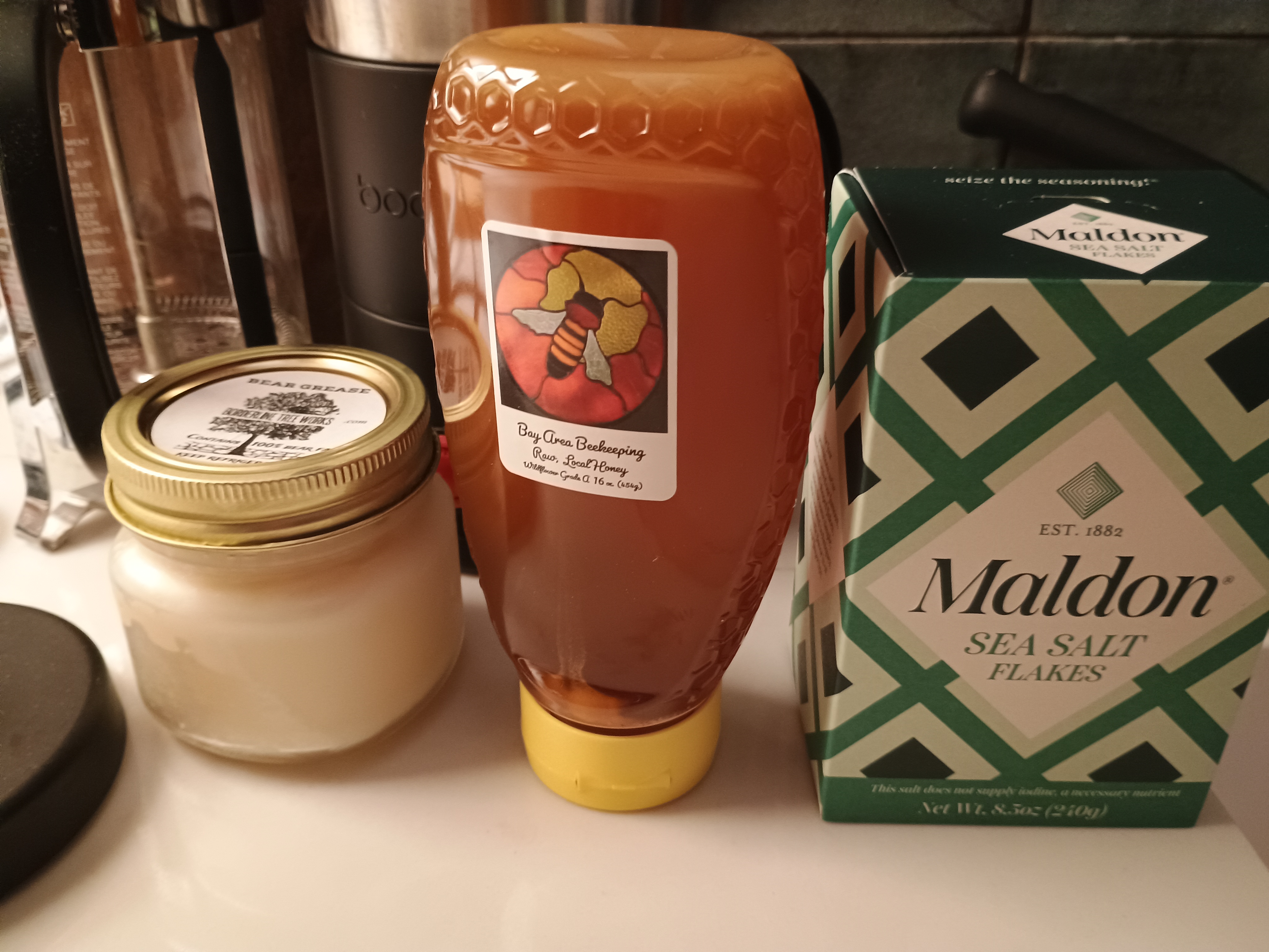 熊油、蜂蜜和盐片并排摆放在容器里。