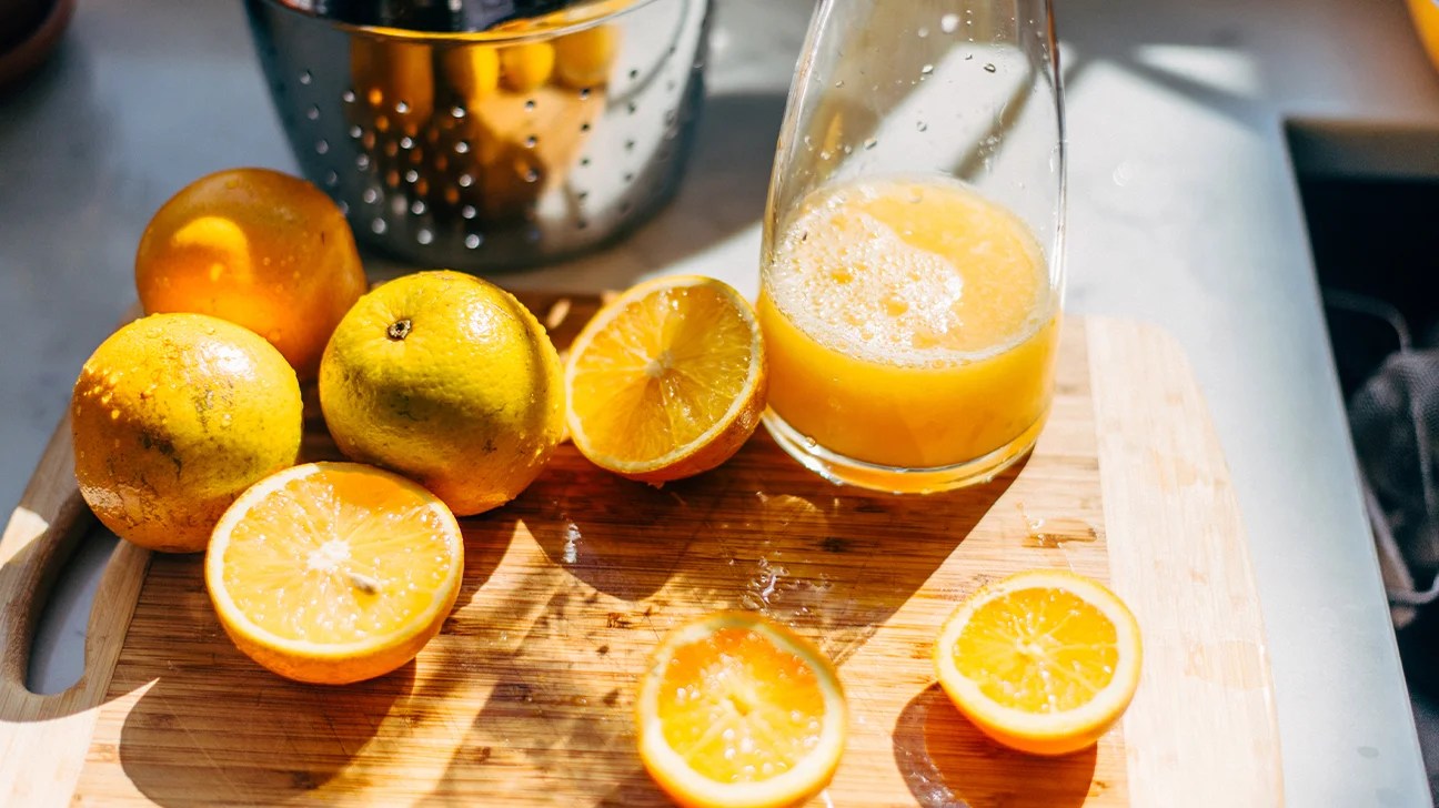 橙半和鲜榨橙汁 橙半和鲜榨橙汁