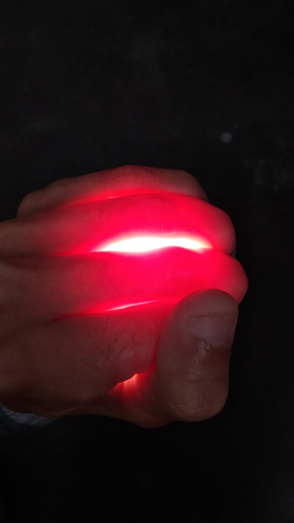 白光透过手照射:只有可见光的红色部分能够穿透组织。 白光透过手照射:只有可见光的红色部分能够穿透组织。